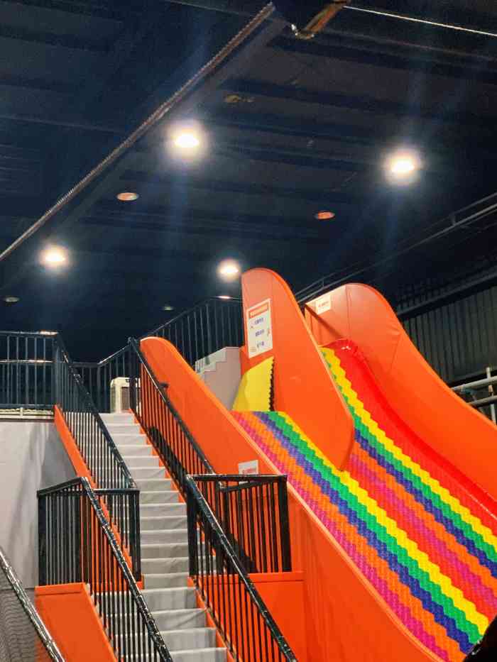 蹦仓boobooboom-"蹦床的项目要多一些,可能因为店家叫蹦仓吧.