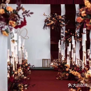 红色和白色总能碰撞出一种特殊的感觉