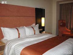 大床房-上海虹桥西郊假日酒店