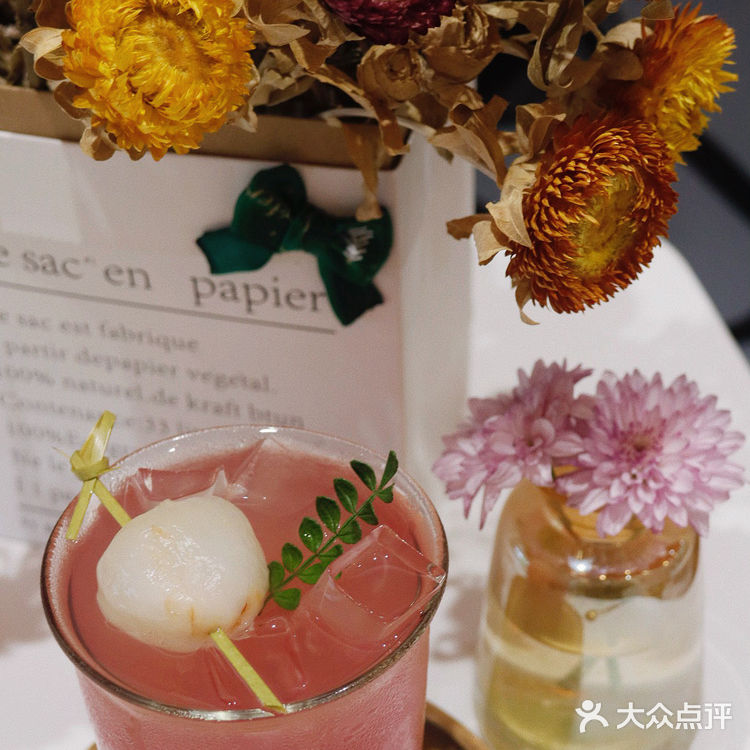 无锡市中心马路边的甜品店，很有feel