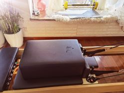 -闺蜜瑜伽·普拉提女性塑形馆