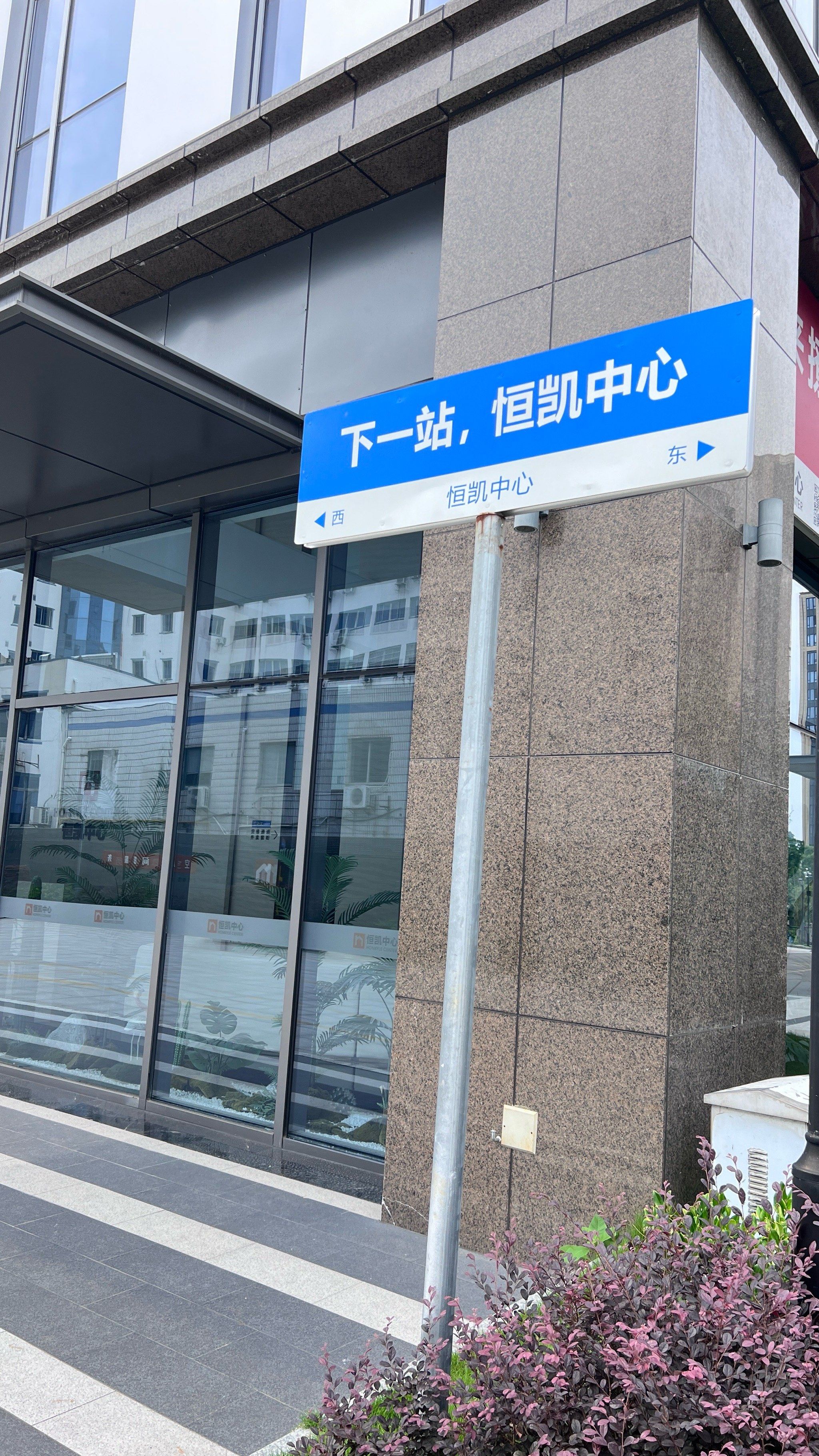 本人纹眉30年了,那个时候是在正规的三甲医院里面做的,随着时间的推移