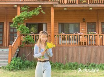 环境  拍照胜地，有一块蛮大的绿色草坪 很多人在拍婚