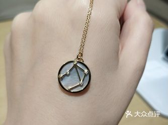 星座款的吊坠，这个是新款的，双面的佩戴方式