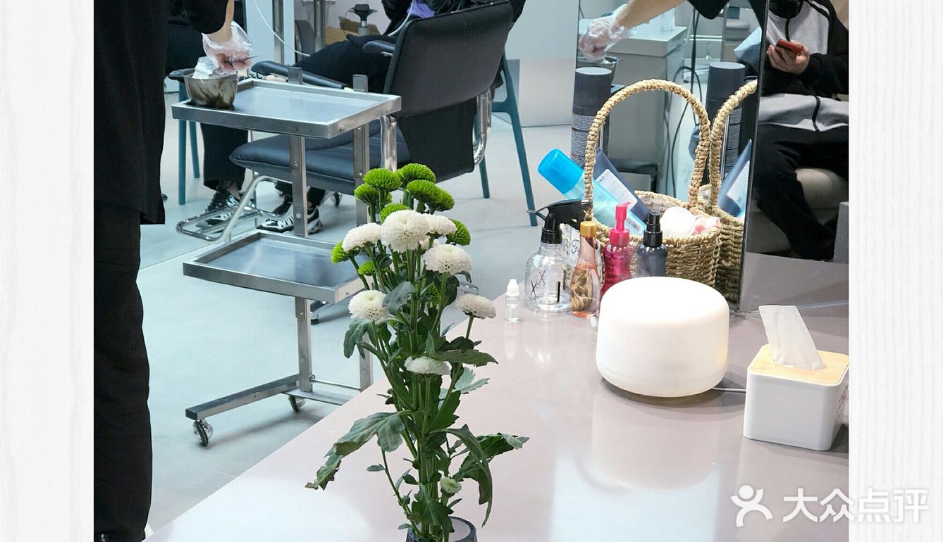 二是新店开业有活动，办会员卡的话首次消费可以打五折