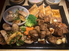 铁板黑椒雪花牛里脊配黄油煎时蔬-鳗鱼家·深夜食堂(军博店)