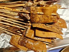 -何师烧烤·小龙虾·江湖川菜·精酿啤酒(成温店)