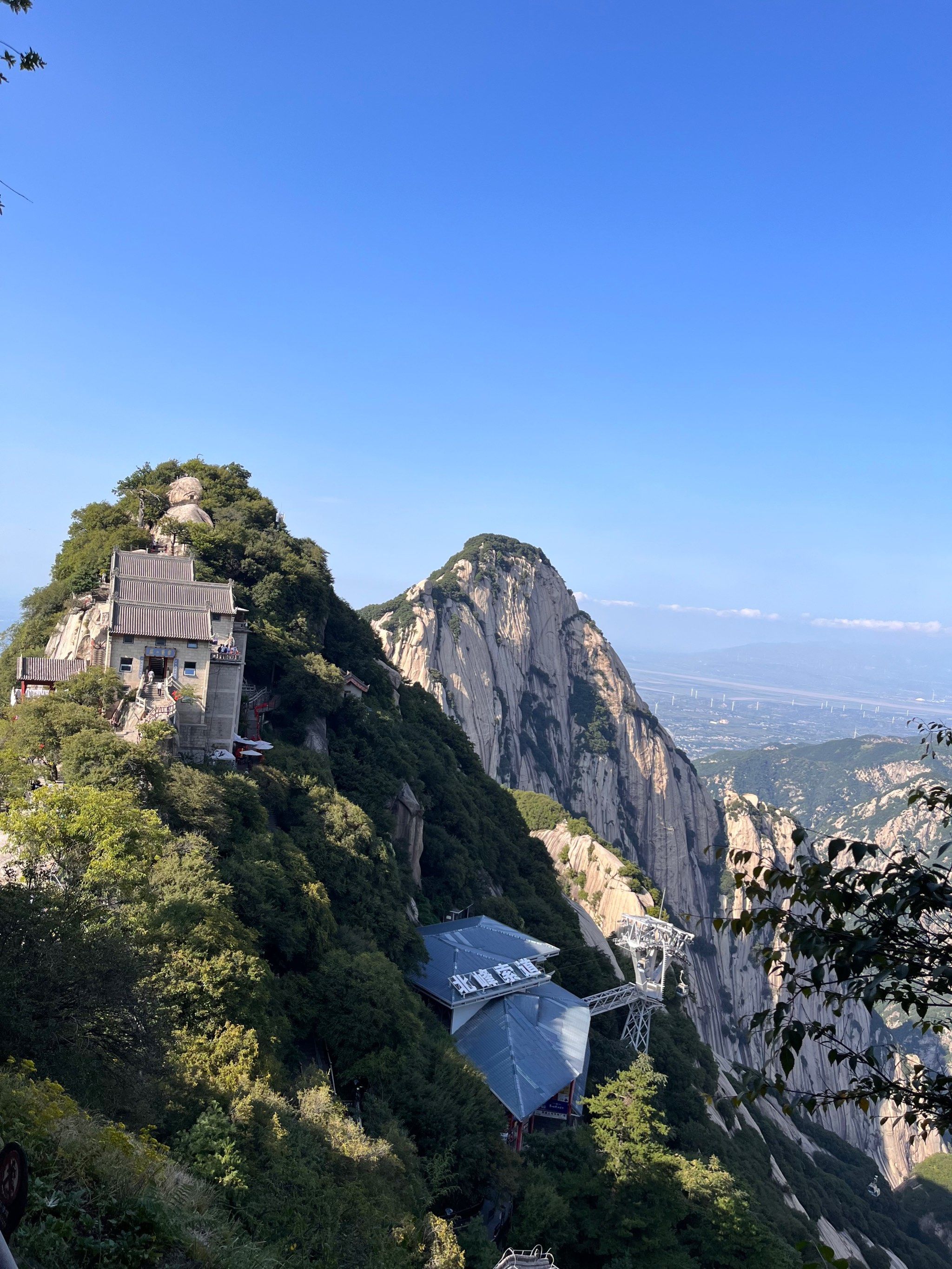 来西安玩顺便爬华山了,非常非常高,非常非常壮观,特别好看,就是真的很