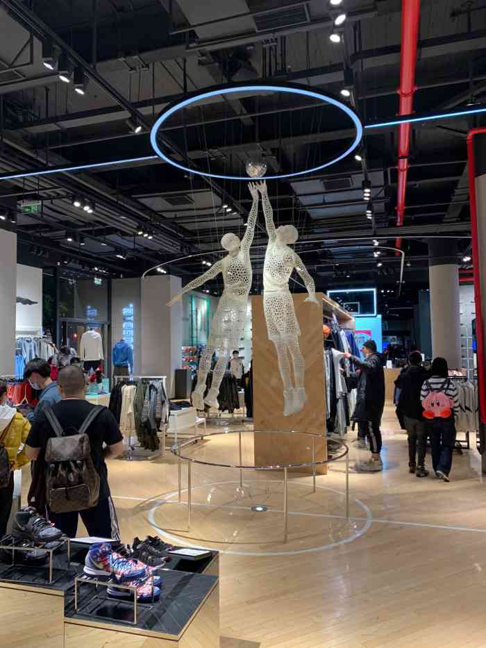 nike(欧美汇篮球体验店)-"环境挺好的.也比较大.这款鞋子很多店黑色.
