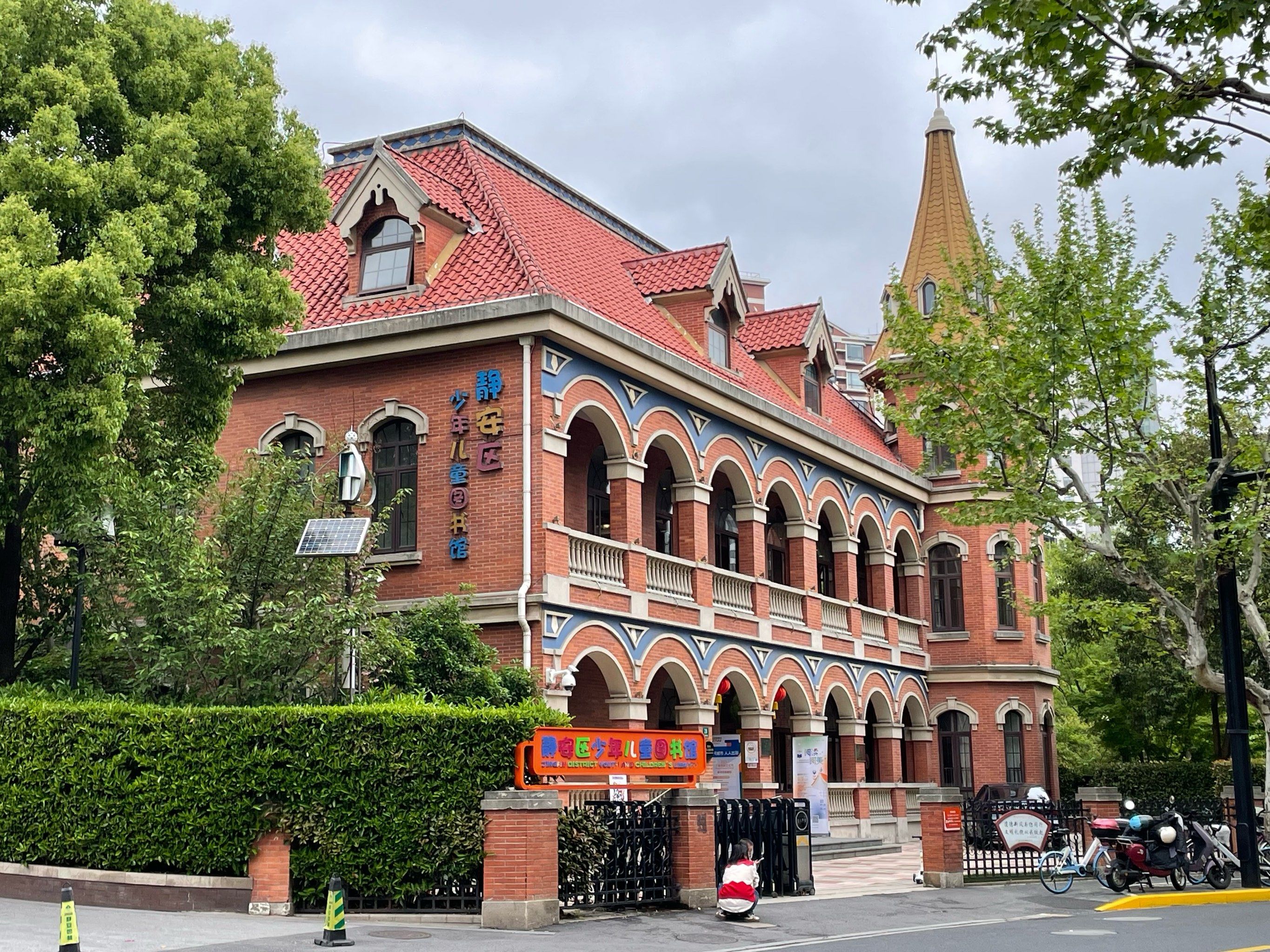 静安区少年儿童图书馆,儿童藏书丰富,环境舒适,是孩子们的阅读天堂