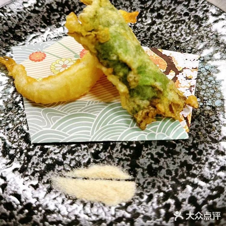 他们家食材很新鲜，寿司有好多名字都叫不上来