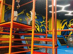 -爱蹦iBOON蹦床运动馆(江汉店)