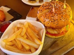 辣味鸡肉汉堡配薯条-FUTURE BAR(岭南天地店)