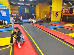 -爱蹦iBOON蹦床运动馆(江汉店)