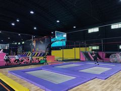 -嘿哟动霸CHUA·新潮玩运动娱乐中心·蹦床滑冰团建乐园