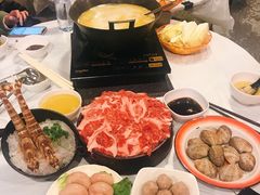 安格斯牛肉-鲜入围煮花胶鸡海鲜火锅