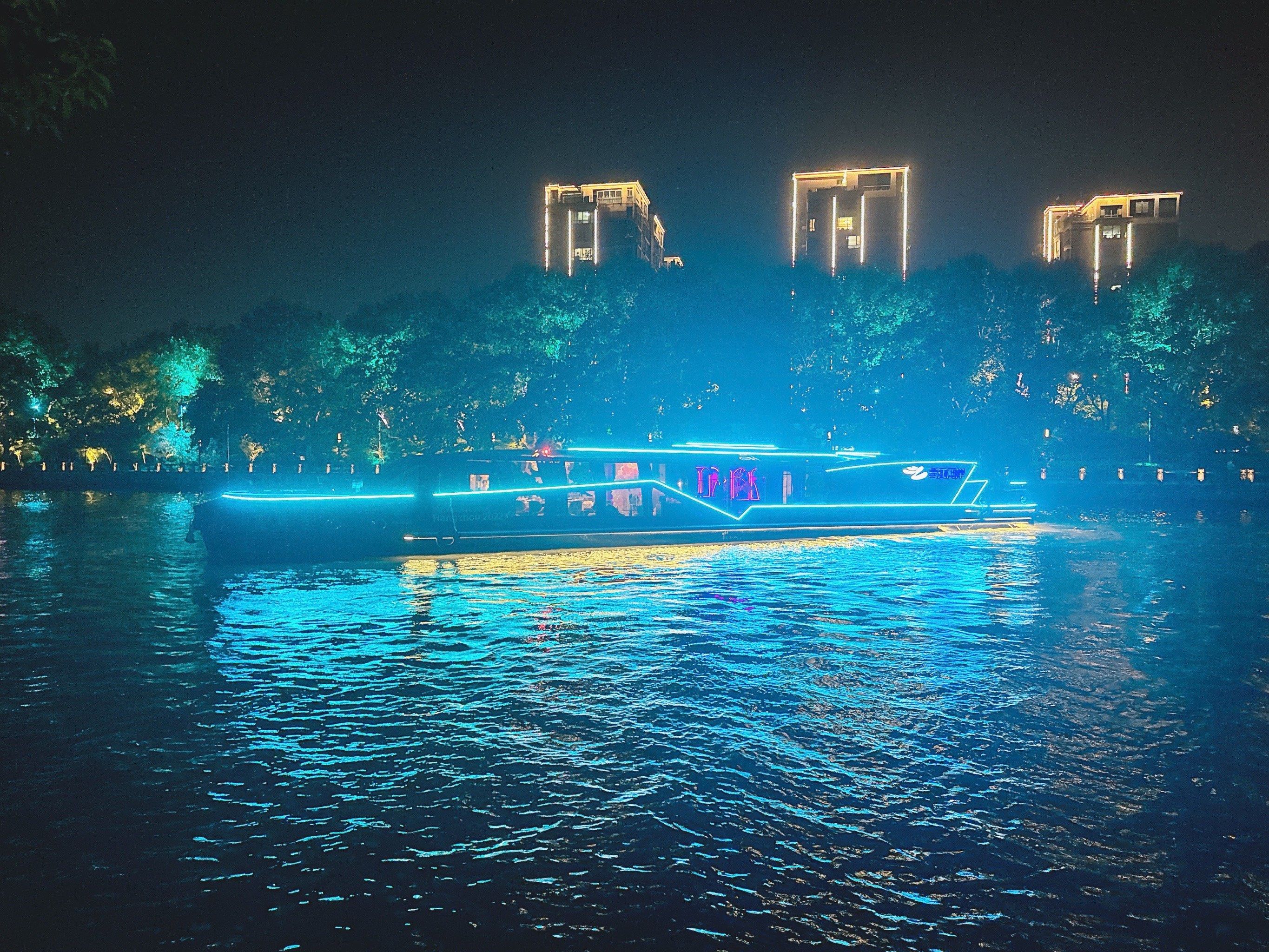 杭州运河夜景船