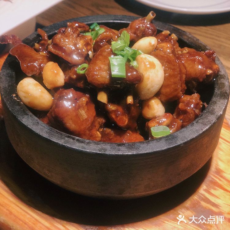 很大一份，看着很红其实只是微辣，辣油很香