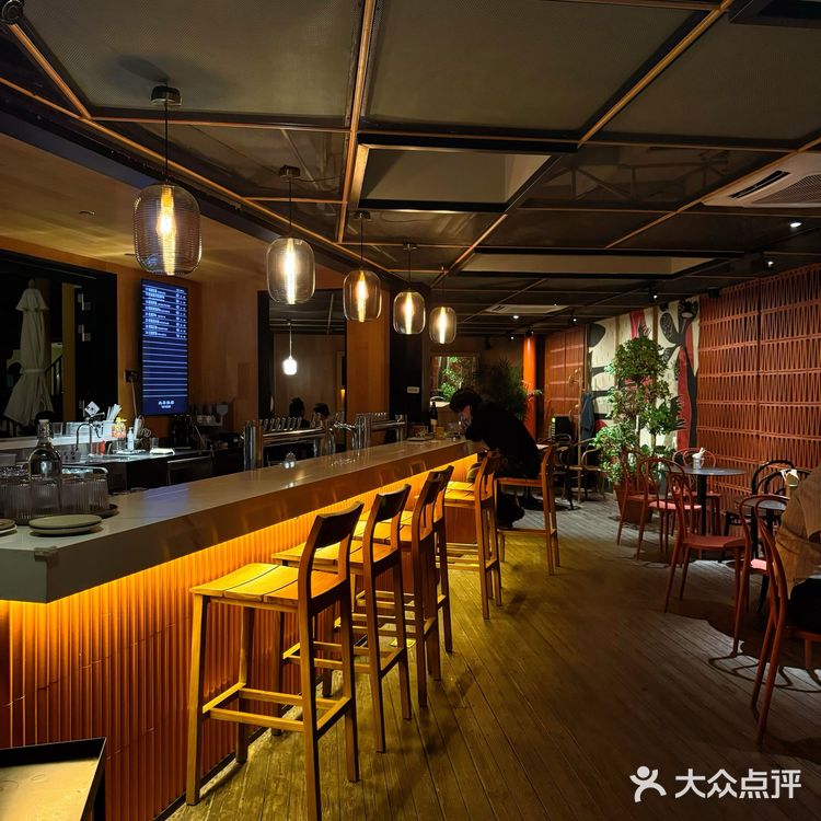 帝都宝藏餐厅，灯影摇曳酒杯边