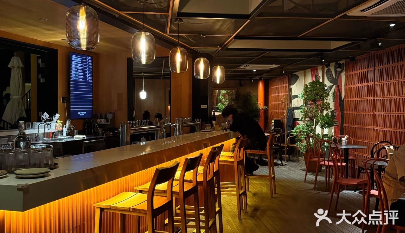帝都宝藏餐厅，灯影摇曳酒杯边