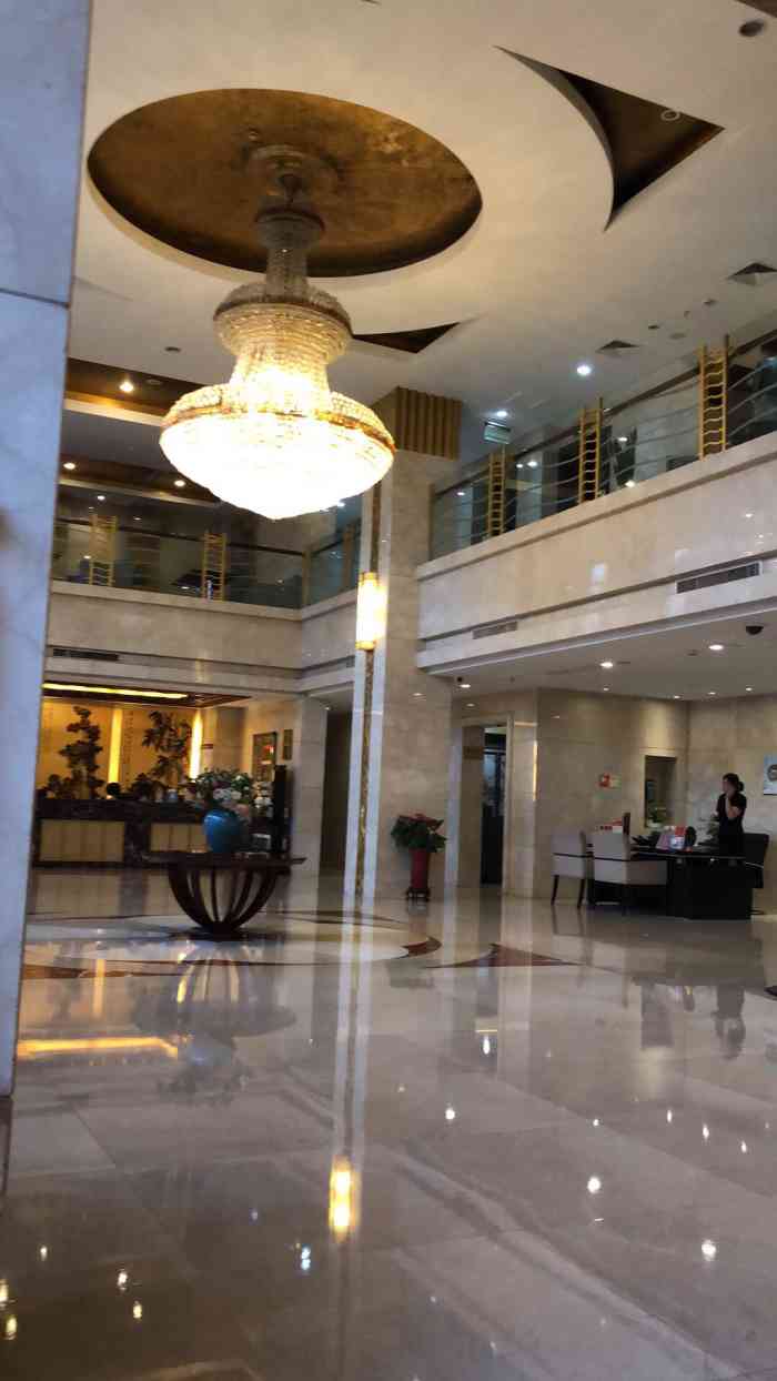 打分 第一次去泰州,住的标间在8楼有窗,房间空间可以,就是装修有点旧