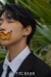 -现代经典婚纱摄影