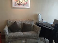 东楼双床间沙发-大连富丽华大酒店