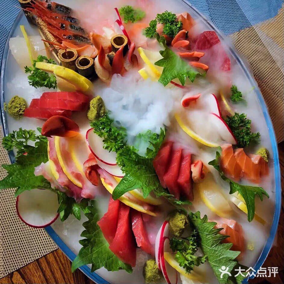 店内布置错落有致，前台很有酒吧的氛围