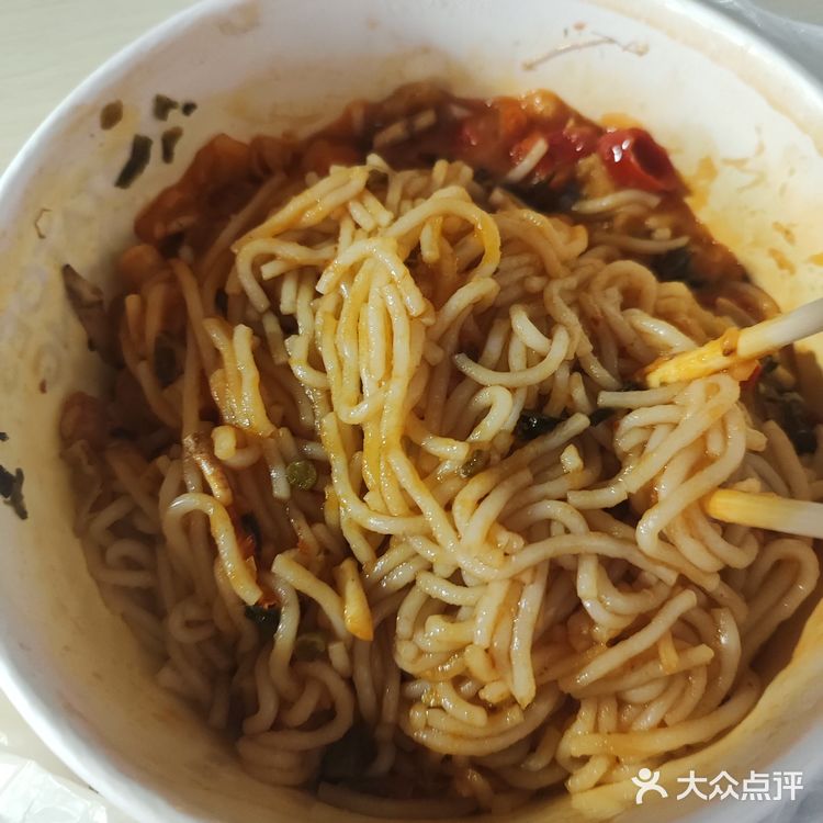 点的招牌麻辣香锅，食材新鲜丰富，藕片脆爽，鸡翅入味