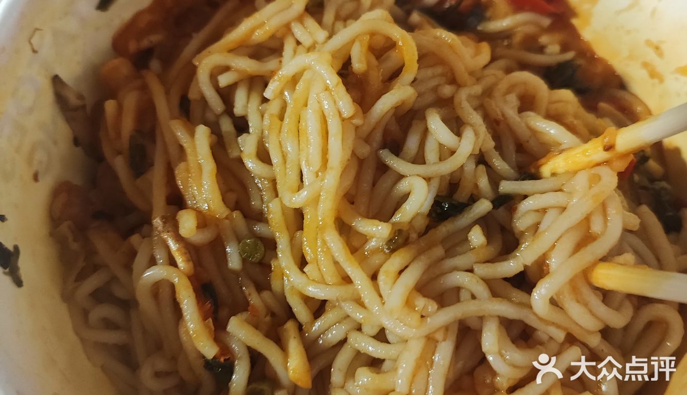 点的招牌麻辣香锅，食材新鲜丰富，藕片脆爽，鸡翅入味