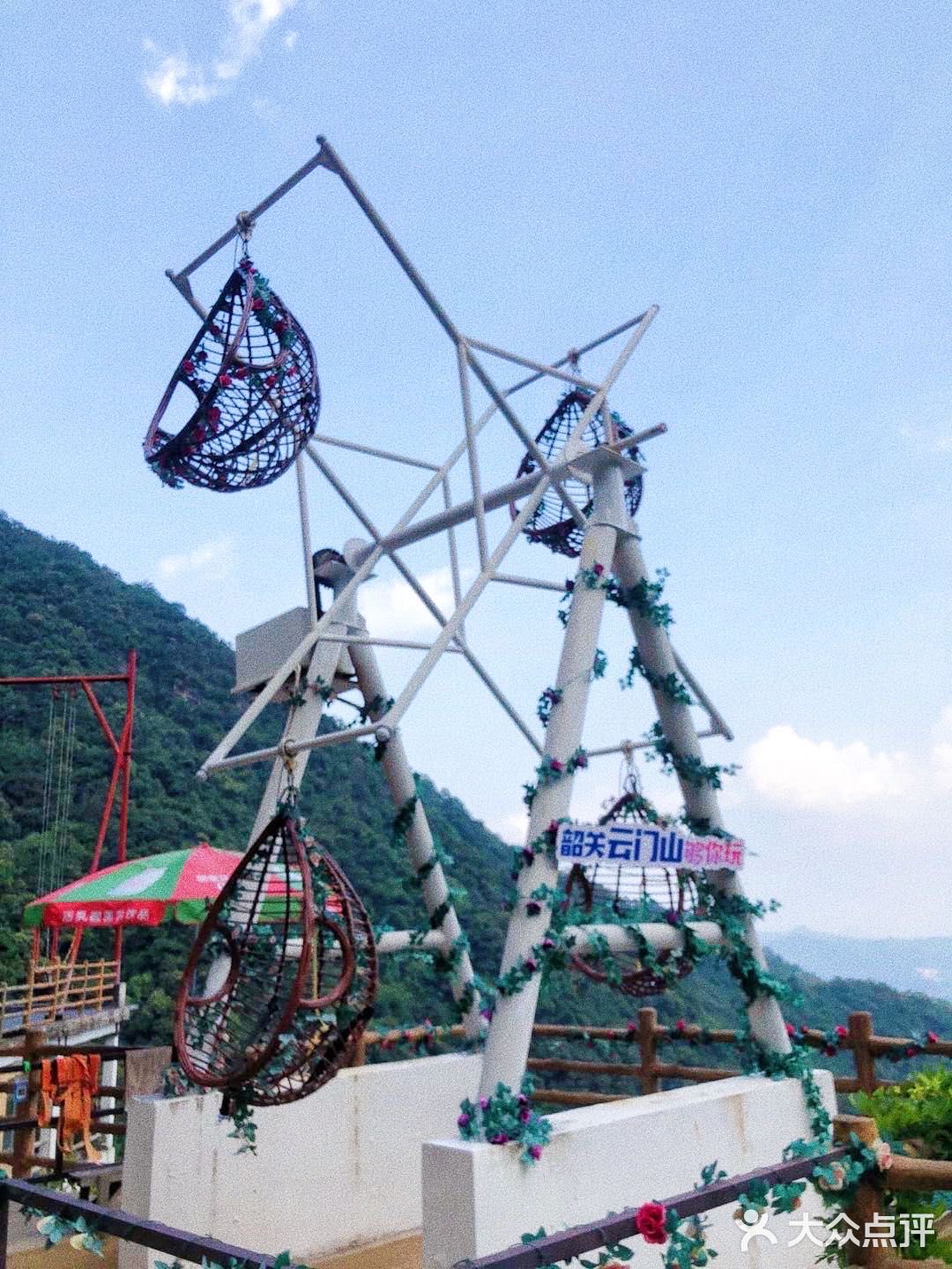 - 玻璃桥：全透明高空景观玻璃桥，达168米