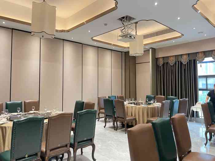 新丽豪大酒店-"最好吃的菜是百合,网格上放着一枚枚正六边.