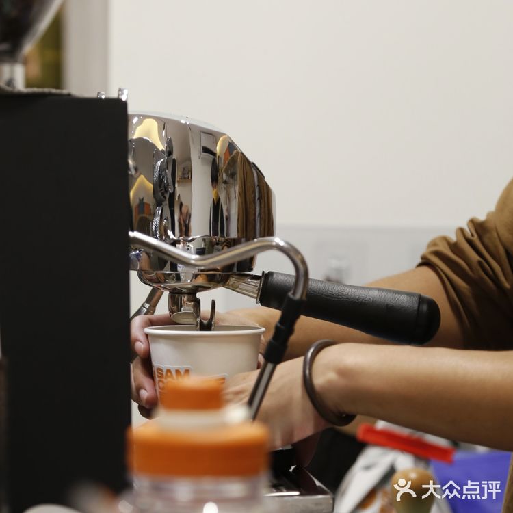 景田三巨头旁边开了家咖啡店,来认了个新字: 罧!