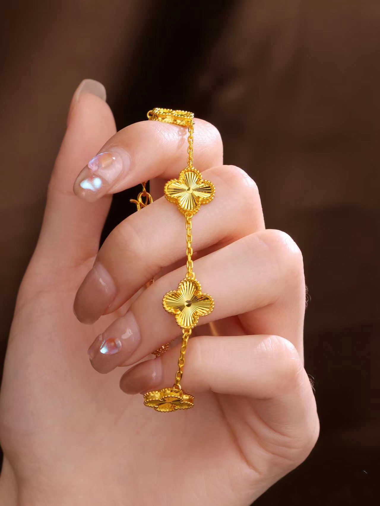 n这款来自赛菲尔珠宝的五花四叶草黄金手链会是你的不二之选!