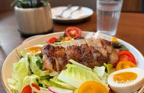 Basil Chicken Thigh Salad with Sesame Oil Vinaigrette
