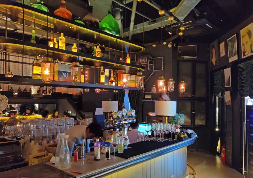 吧台这个位置有着一些吧台椅,可以坐着欣赏下调酒师的调酒表演哦,布置