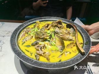 每次来这家吃他的那个鱼「生焖巴马小溪鱼」，真的太鲜美