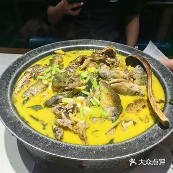 每次来这家吃他的那个鱼「生焖巴马小溪鱼」，真的太鲜美