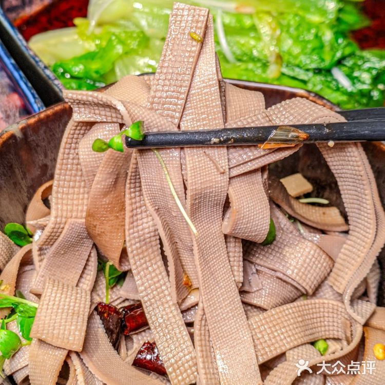 走进这家小馆，仿佛穿越时空，一边品尝着传统宫廷菜