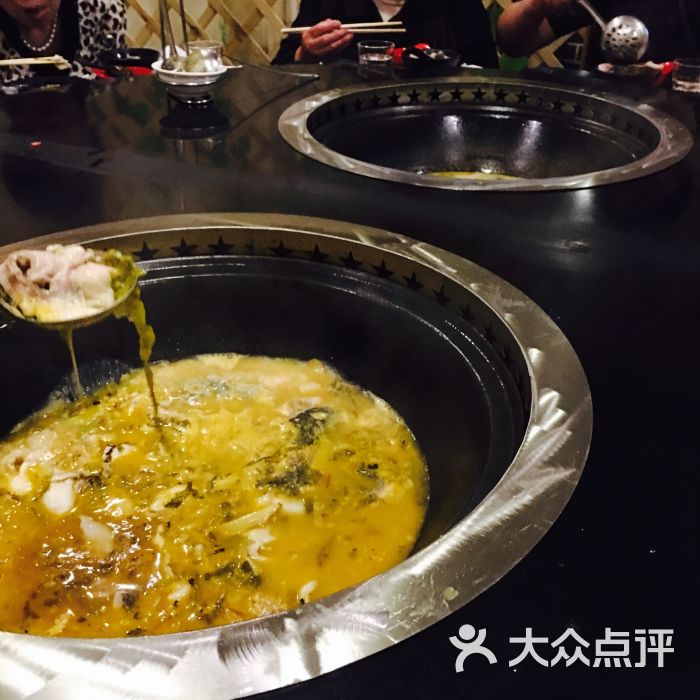 灶大锅柴火鱼馆图片 - 第1张