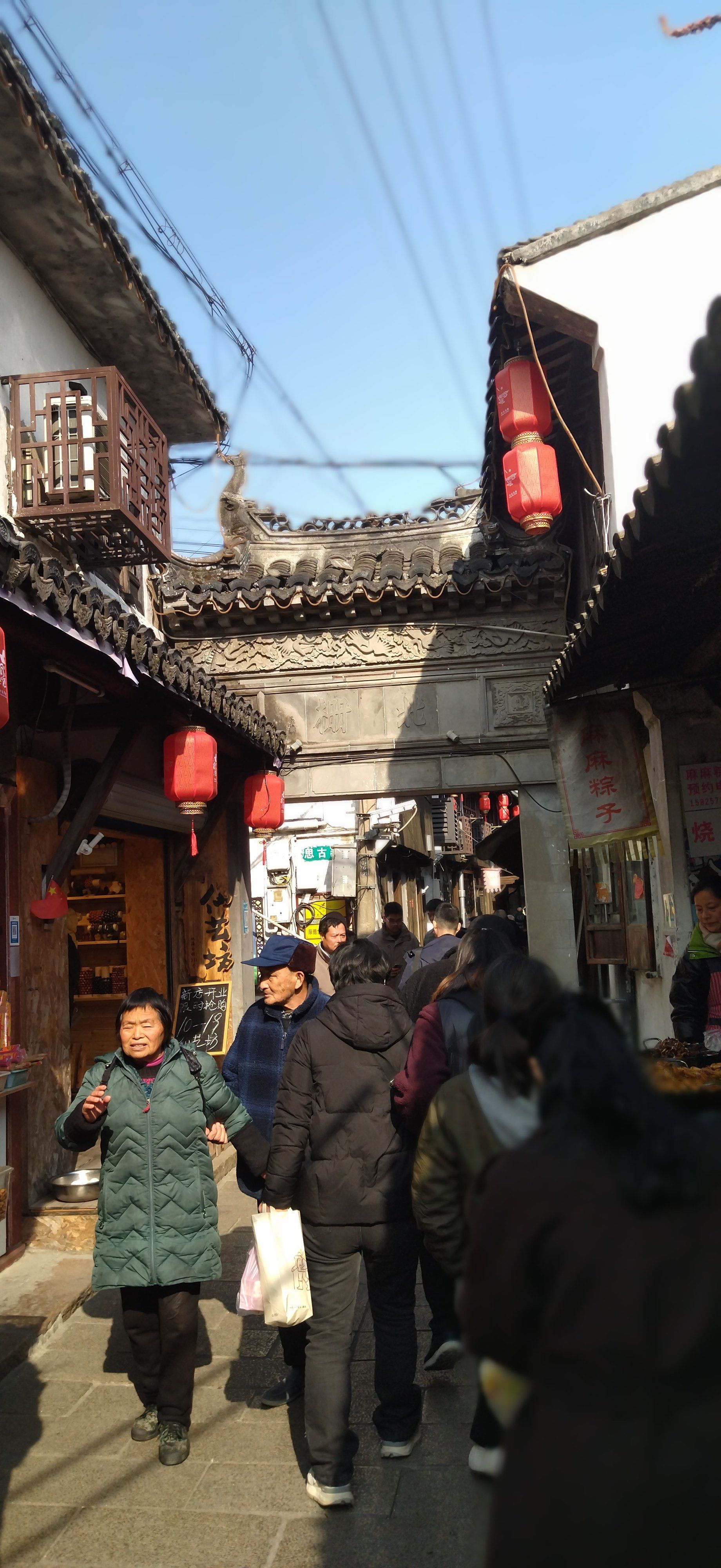 满街都是美食,枫泾丁蹄,八宝饭,方糕,五花肉粽满街叫卖呢!风鹅