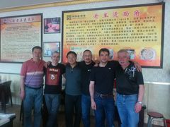 外国客人合影-老王烫面角(北京路店)