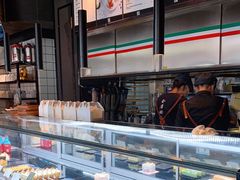面包甜点陈列柜-YUMI芽米·法式烘焙·咖啡(文化宫店)