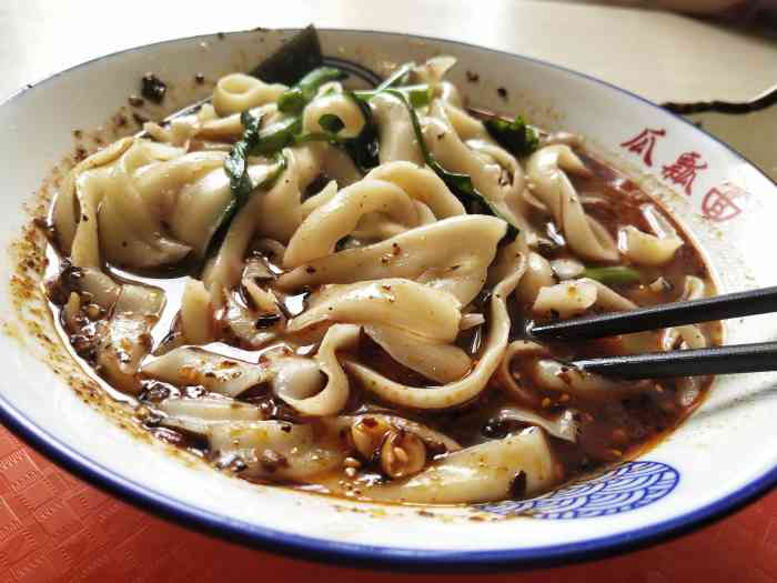 重庆小面第二强瓜瓢面(巴南万达店)-"这家店的位置很好找,挨着路边的