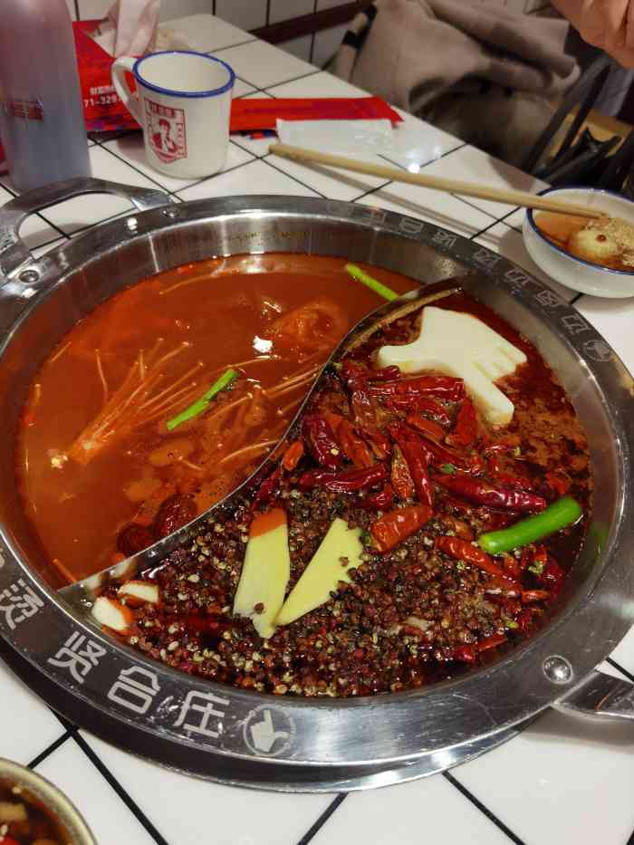 贤合庄卤味火锅(博尔顿广场店)-"一,锅底:我们点的红锅,我们都是能吃
