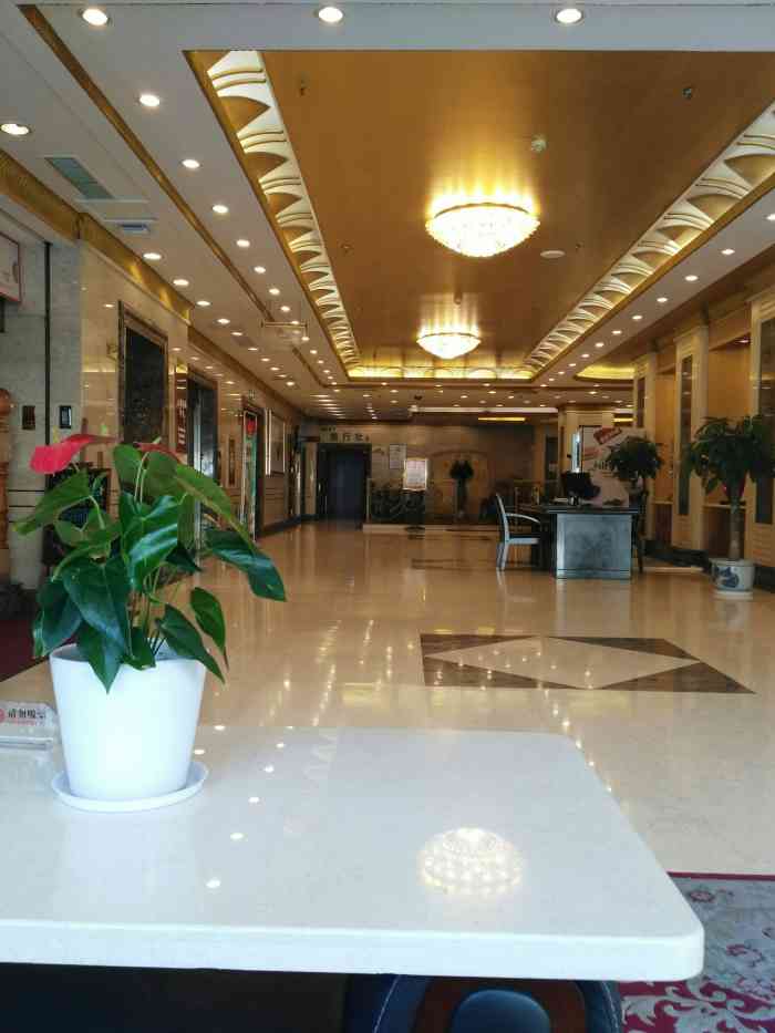 青岛山孚大酒店-"在**上订的母子间,听说a座是老的,b座.