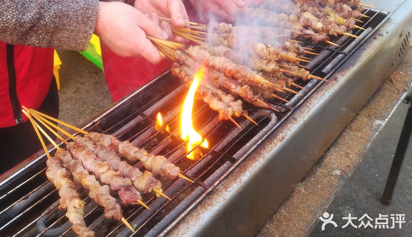 物美门口的羊肉串也太香了吧！