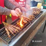 物美门口的羊肉串也太香了吧！