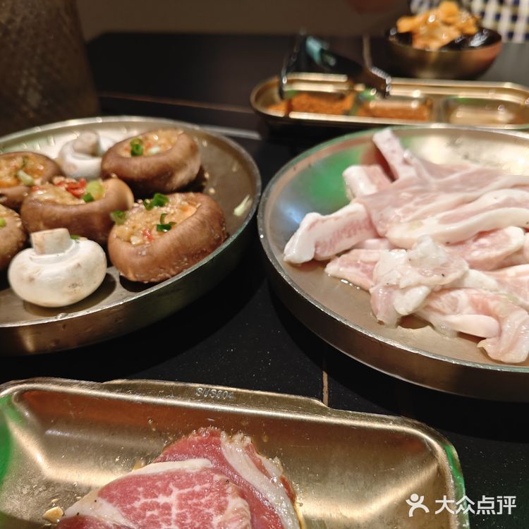 每次过来必点雪花牛肋条，真的巨好吃。肉质鲜嫩多汁