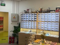 -天空之镜眼镜店蔡司依视路配镜授权零售店(望京颐堤港店)